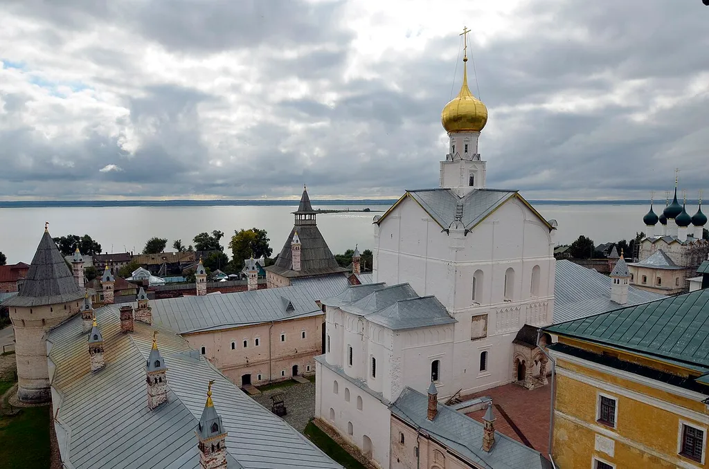 Церковь Спаса «на Сенях» (Ярославская область, Ростов, центр города)