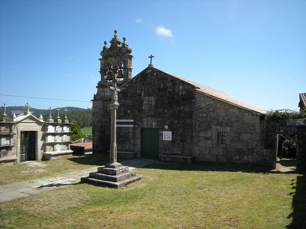Iglesia construida en el siglo XII y reformada varios siglos después, que perteneció al desaparecido monasterio de Santa María de Ozón.
