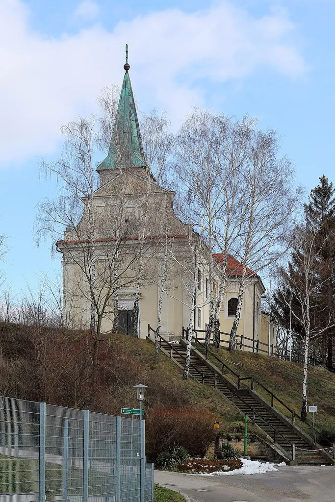 Westsüdwestansicht der röm.-kath. Pfarrkirche hl. Martin in der niederösterreichischen Marktgemeinde Spannberg. Eine im Kern mittelalterliche Kirche, die in der Barockzeit umgebaut und erweitert wurde.