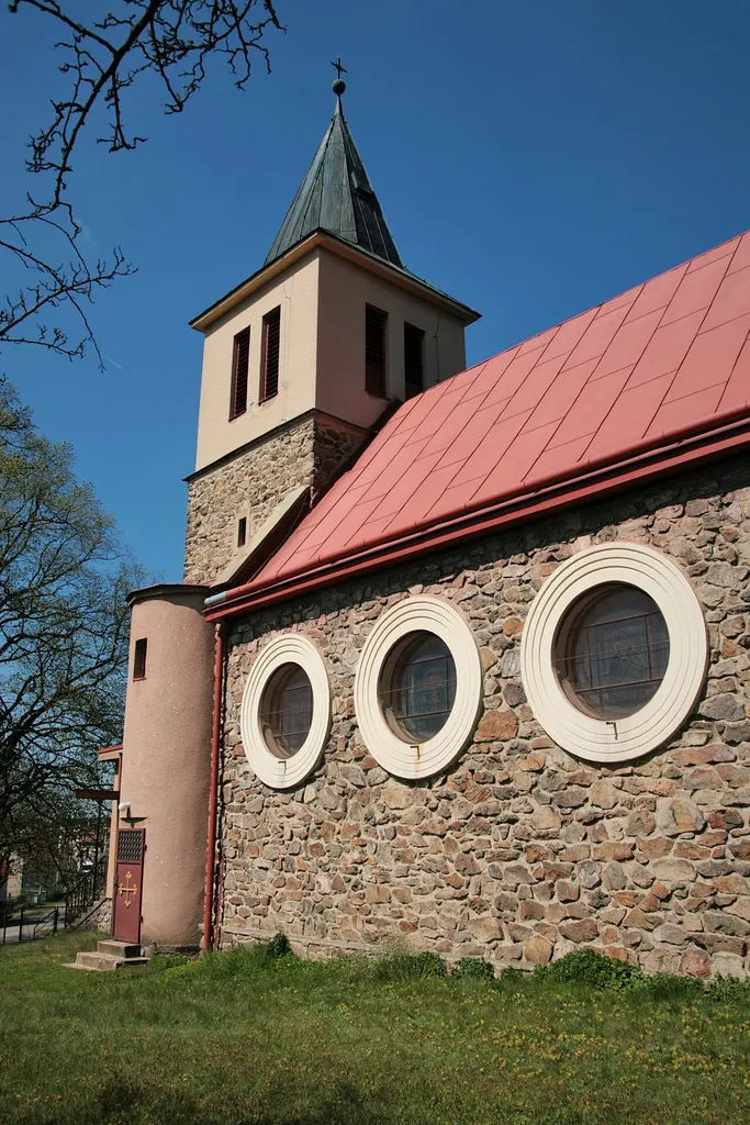 Kuřimská Nová Ves v okrese Brno-venkov. Boční strana kostela sv. Antonína Paduánského od severovýchodu.