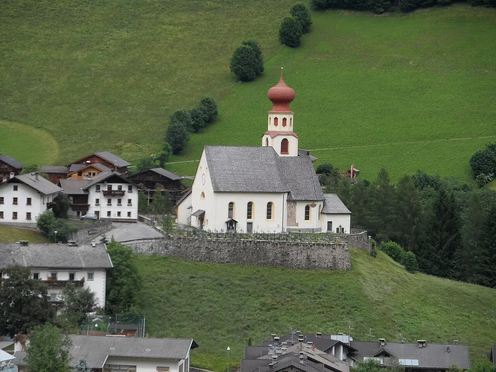 Pfarrkirche St. Martin mit Friedhofskapelle und Friedhof in Pfunders - Pfunders, Vintl