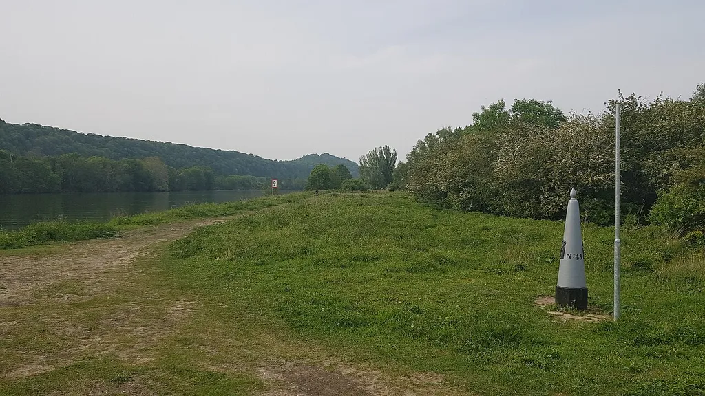 grenspaal 48N tussen België-Nederland, Oost-Maarland (overzijde Maas: BE)