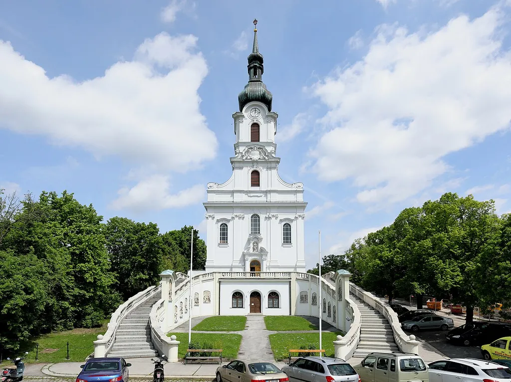 Südwestansicht der Filial- und Wallfahrtskirche „Mariä Schmerzen“ in Grinzing, ein Bezirksteil des 19. Wiener Gemeindebezirkes Döbling.Die neobarocke Kirche wurde ab 1909 anstelle einer Kapelle von den Architekten Gustav Orglmeister (Planung) und Franz Kupka (Entwurf und Ausführung) erbaut und am 30. April 1910 geweiht. Hinter der Unterkirche befindet sich die Esders-Gruft, in der auch Stefan Esders bestattet ist, der zum Großteil die Kirche finanzierte. Die realistisch-ausdrucksvollen Kreuzwegbilder an der Innenseite der Freitreppe sind Werke der Bildhauer Paul Paintl (1862–1946) und Franz Abel (1860–1919).
