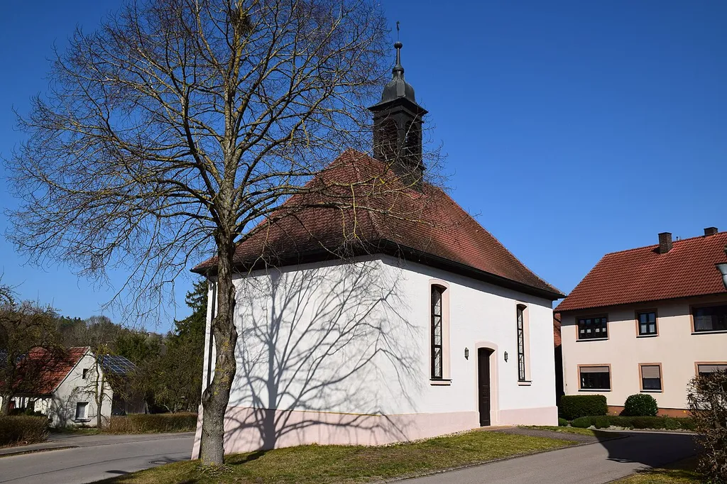 Saalkirche, Walmdachbau mit Dachreiter