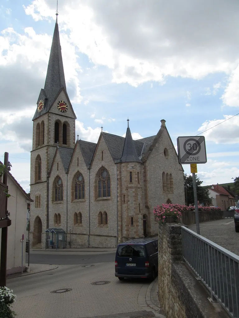 Blick von der Schloßstraße in Schwabsburg auf die evangelische Kirche