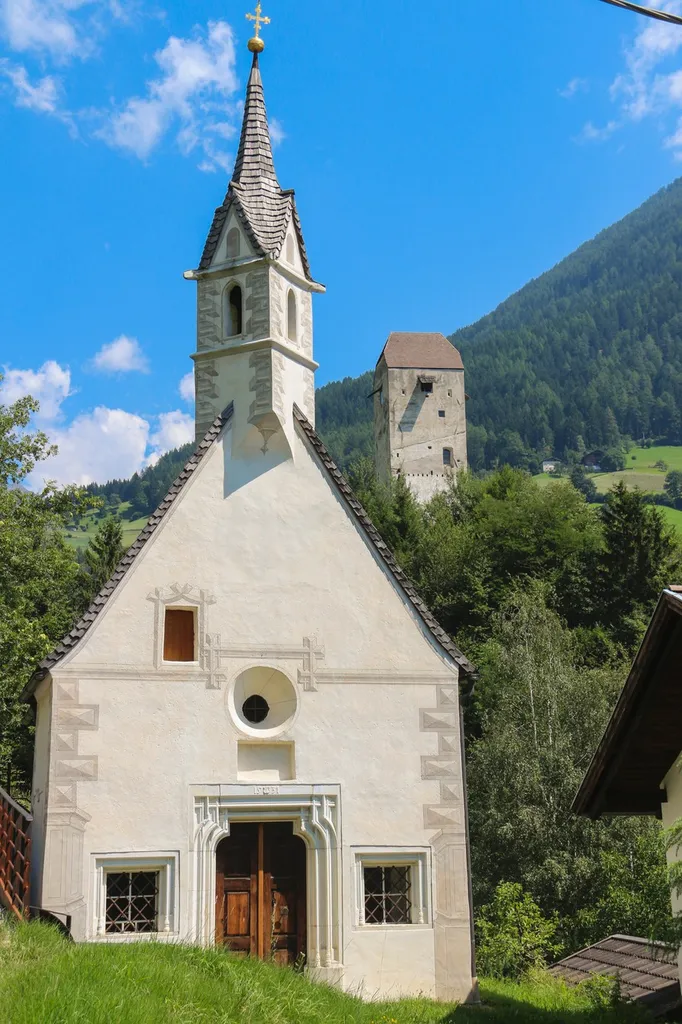 Heilige Kruis-kapel nabij Jaufenburg Sankt Leonhard in Passeier
