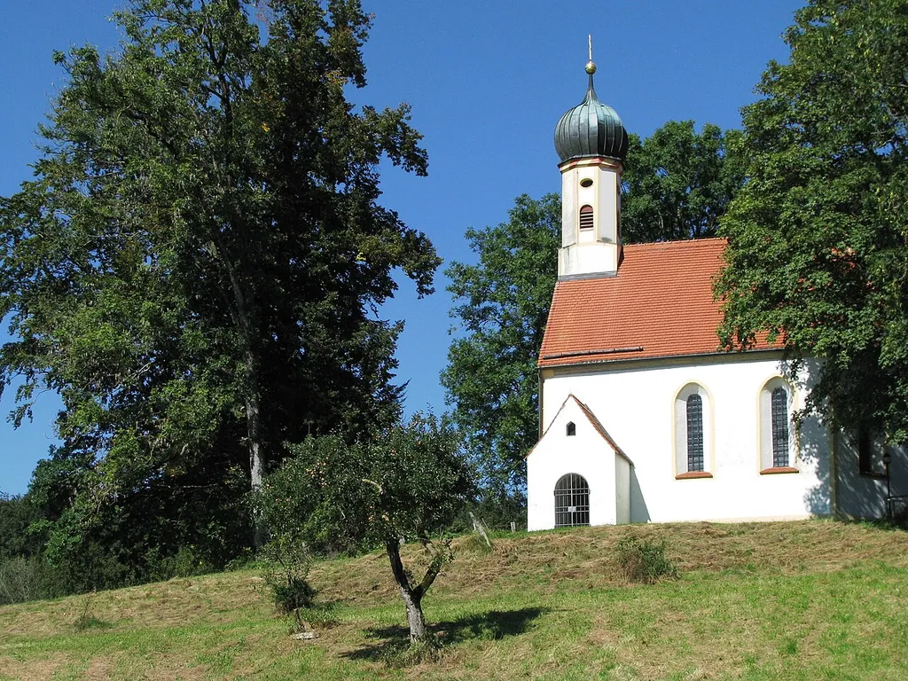 Kath. Filialkirche St. Koloman, spätgotischer Saalraum mit poygonalem Chorschluss und Zwiebel-Dachreiter, 1. Hälfte 16. Jh., 17./18. Jh. verändert