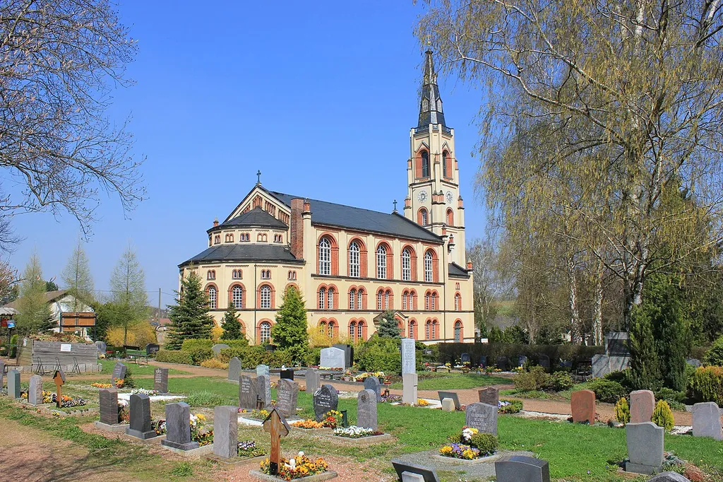 Die Marienkirche wurde 1862 bis 1865 in der Mitte des Ortes erbaut. Sie ist mit einer wertvollen Orgel der Firma Jehmlich ausgestattet. Baumängel machten in der Gegenwart eine umfangreiche Sanierung des Kirchturms nötig, die 1997 begonnen und 2001 abgeschlossen wurde. Während der Sanierung wurde der Helm abgehoben und auf den neu errichteten Turmschaft wieder aufgesetzt. Die Bauleistungen wurden zum größten Teil durch Handwerksbetriebe des Ortes erbracht.