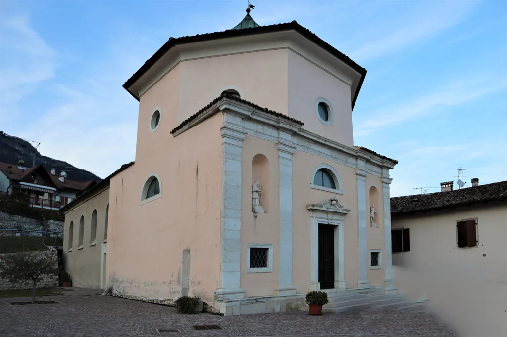 Chiesa di San Leonardo a Nogaredo in Trentino. Prospetti frontale e laterale.