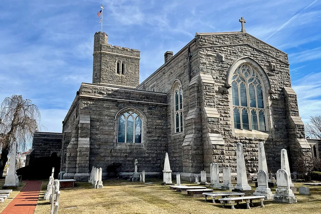 St. Peter's Episcopal Church and churchyard in Morristown, New Jersey. Key contributing property #421 of the Morristown District. This is an image of a place or building that is listed on the National Register of Historic Places in the United States of America. Its reference number is 73001126 (Wikidata).