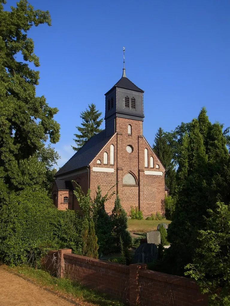 Dorfkirche Pieskow, Gemeinde Bad Saarow. Ansicht von Nordwesten.