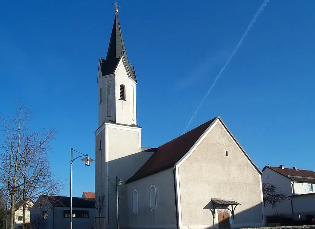 Schierling, Nikolaigasse 2. Kath. Nebenkirche St. Nikolaus, Saalbau mit eingezogenem Chor und Flankenturm mit Spitzdach, gotisch, Umgestaltung Anfang 18. Jh.; mit Ausstattung.