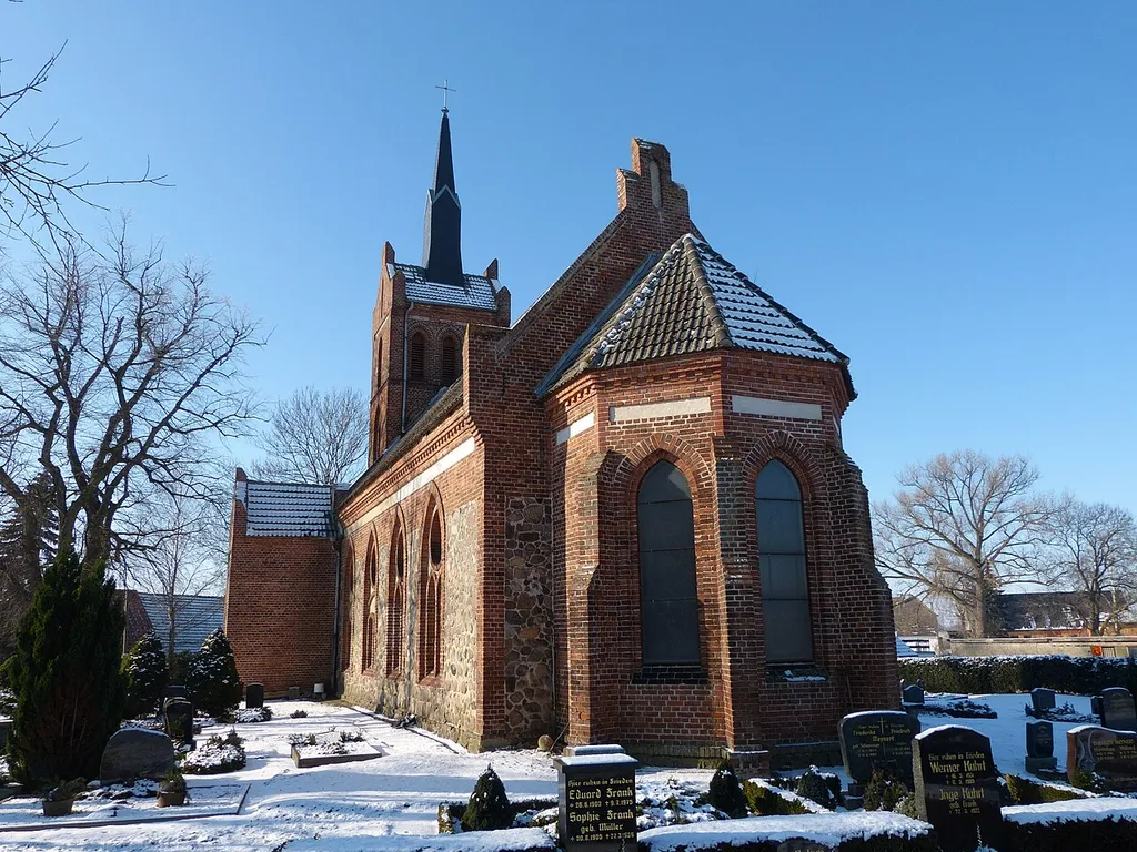 Kirche in Siedenbrünzow, Ostgiebel und Südseite