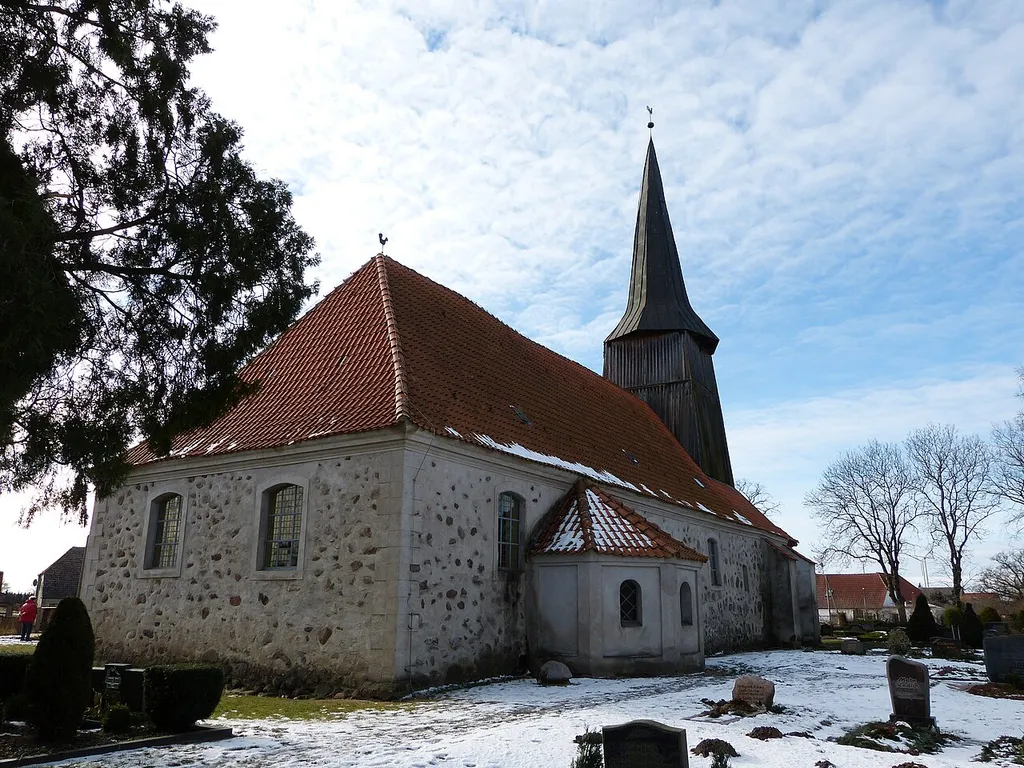 Kirche in Iven, Ostgiebel und Nordseite