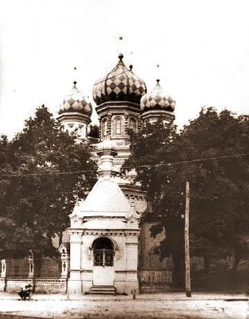 Феодоровская церковь — В начале 1930-х годов храм был закрыт и около 1935 г. уничтожен вместе с кладбищем. Первая Литургия в храме-палатке была отслужена 19 января 2007 г. Впоследствии церковная община инициировала раскопки фундамента храма. Раскопали алтарь святителя Климента Римского и алтарь с "пещерой Гроба Господня". Точная копия Кувуклии (Гроба Господня) дала этому храму название "Киевский Иерусалим".