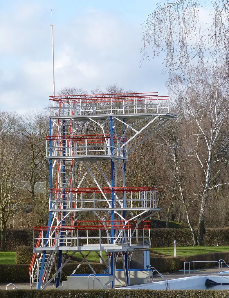 Sprungturm des Freibades im Brauweg in Göttingen, Südniedersachsen. Das Freibad wurde 1927 erbaut, der 10-Meter-Turm war eine Kopie des Sprungturms der olympischen Spiele in Amsterdam. Der Turm ist original erhalten, das Becken jedoch umgebaut und der Wasserspiegel 0,5 m höher als zur Bauzeit. (Quelle: 333 Dinge)