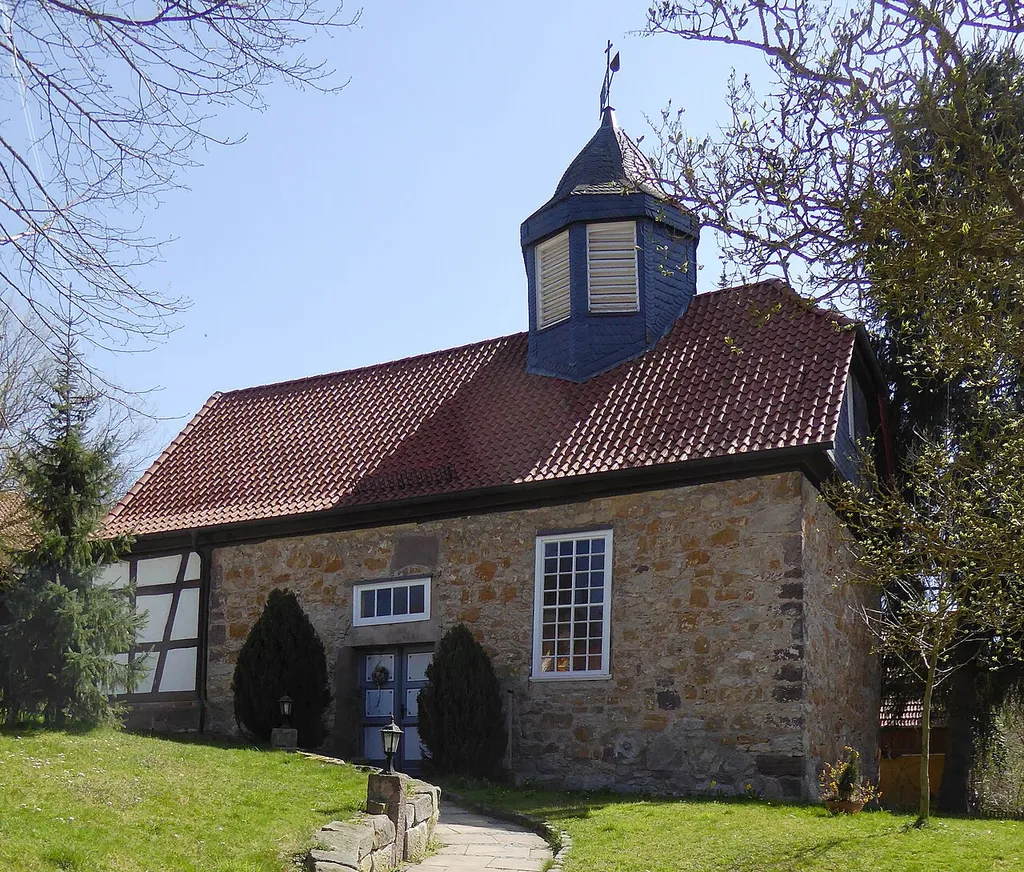 Evangelische Kirche in Neuseesen, Stadt Witzenhausen, Nordhessen. Chorraum Fachwerk, Schiff Bruchsteinmauerwerk