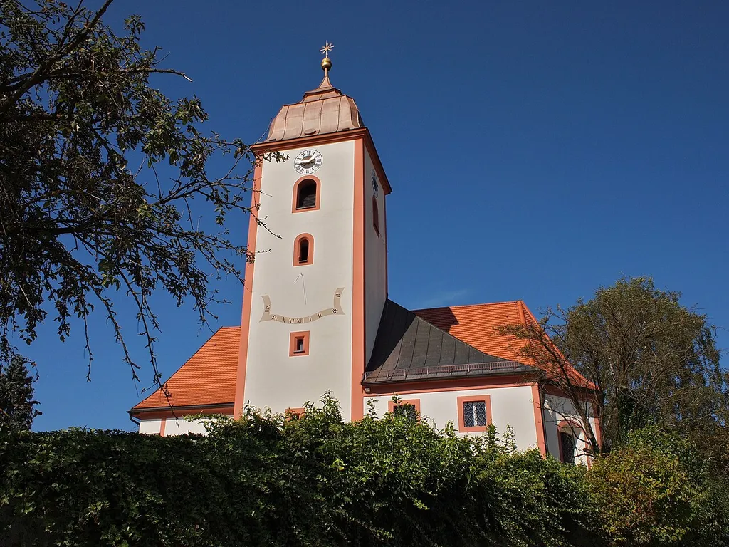 Die auf einer kleinen Anhöhe über dem Dorf Roggersing gelegene Kirche in der Gemeinde Grattersdorf in Niederbayern.