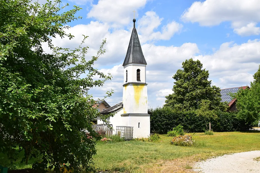 Halbwalmdachbau über trapezförmigem Grundriss, mit Kalkplattendach, Ostturm mit Spitzhelm