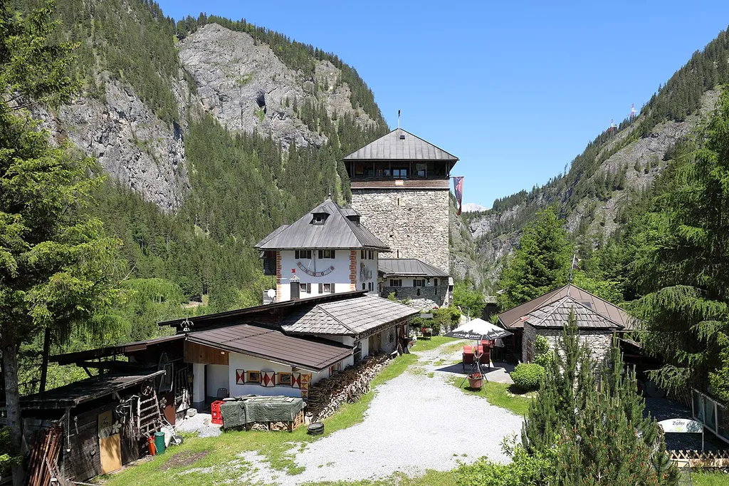 Südansicht der Burg Klammstein in der Salzburger Gemeinde Dorfgastein.Die Burg wurde im 13. Jahrhundert auf einem etwa 30 m hohen Felsen südseitig der Gasteiner Klamm bzw. am Taleingang des Gasteinertales errichtet. Ab dem 16. Jahrhundert verfiel die Burg und das Mauerwerk wurde teilweise als Steinbruch für andere Bauten verwendet. 1972 kaufte ein Adolf Ferner die Ruine den Österreichischen Bundesforsten ab und sanierte die Burg bzw. baute sie teilweise wieder auf.