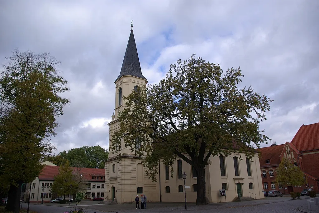 Zossen in Brandenburg. Die Kirche am Marktplatz steht unter Denkmalschutz. Die Kirche wurde 1649 errichtet.