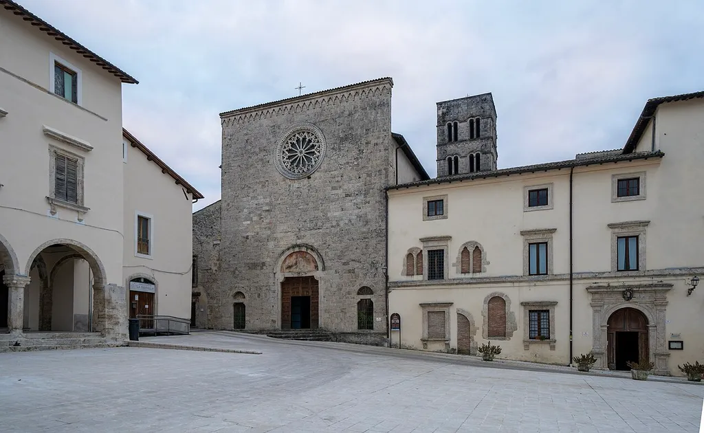 Cattedrale di Santa Maria del Popolo (Cittaducale) - esterno.jpg