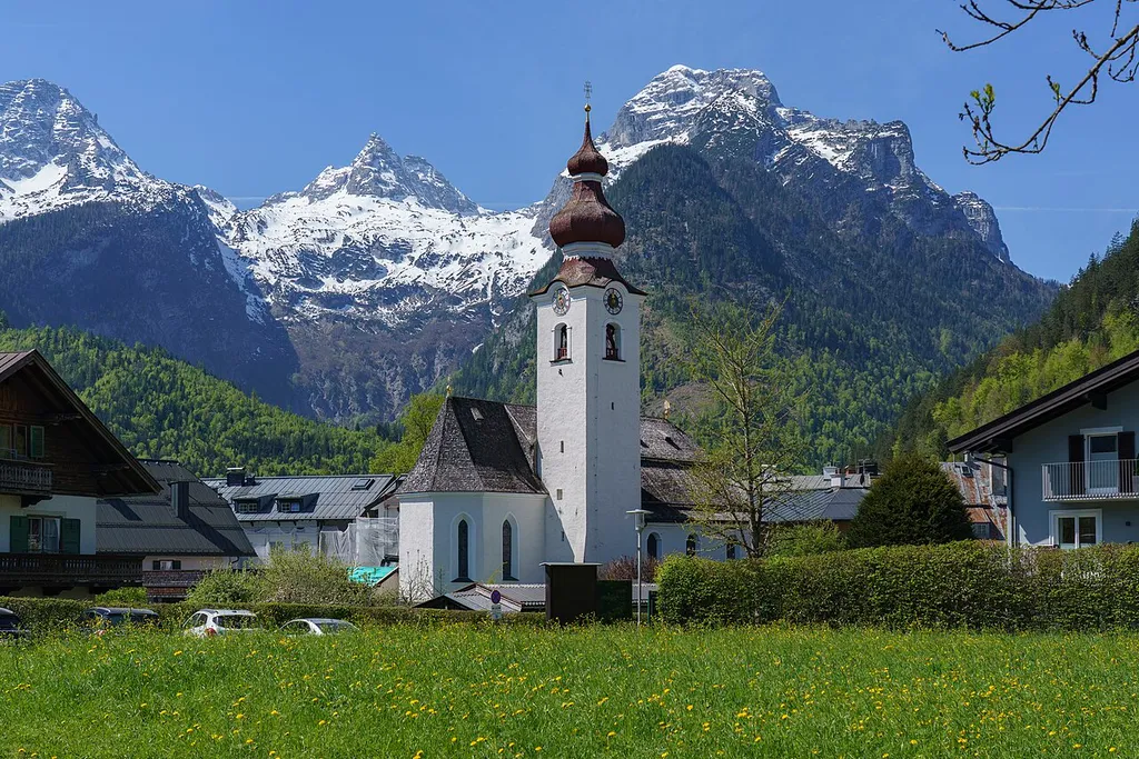 Kath. Pfarrkirche hll. Maria u. Leonhard, Lofer. Rechts Breithorn, Mitte Großes Reifhorn, Links großes Ochsenhorn