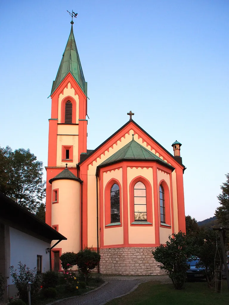 Evangelisch-lutherische Christuskriche in der Hochfeldstraße 25 in Tegernsee, Landkreis Miesbach, Regierungsbezirk Oberbayern, Bayern. Als Baudenkmal unter Aktennummer D-1-82-132-20 in der Bayerischen Denkmalliste aufgeführt. Laut Denkmalliste im Jahr 1894 von Albert Schmidt errichtet.