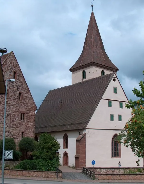 Steinhaus (links) mit Remigius-Kirche (rechts)