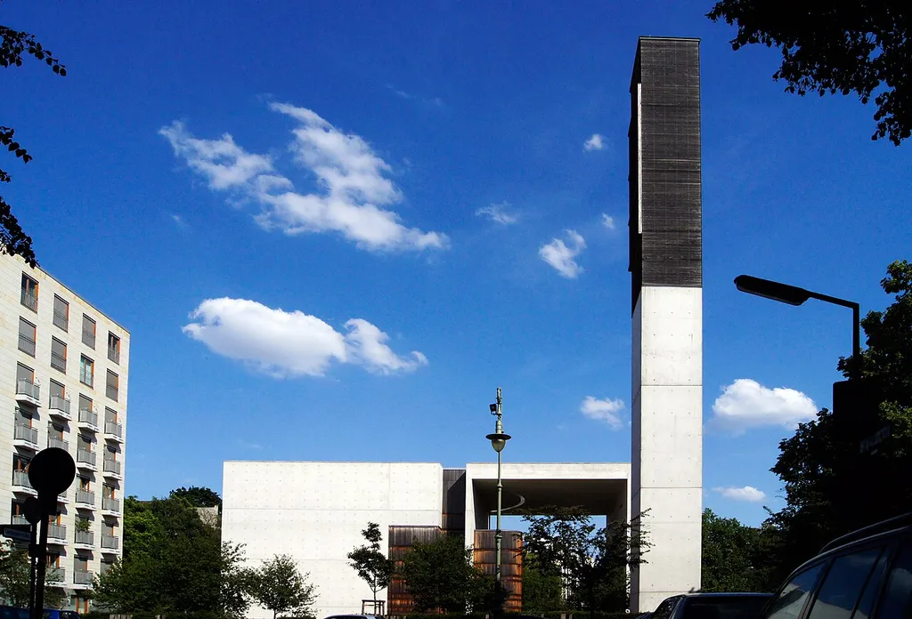 Katholische Kirche St. Canisius in Berlin (Charlottenburg-Wilmersdorf), Gesamtansicht mit Turm, aufgenommen von der Witzlebenstraße.