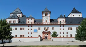 Sachgesamtheit Jagdschloss Augustusburg mit folgenden Einzeldenkmalen: Jagdschloss als geschlossene Vierflügelanlage mit Hauptportal im nördlichen Torflügel, südlichem Torflügel, östlicher Schlosskapelle sowie Innenausstattung, nördlich der Sc