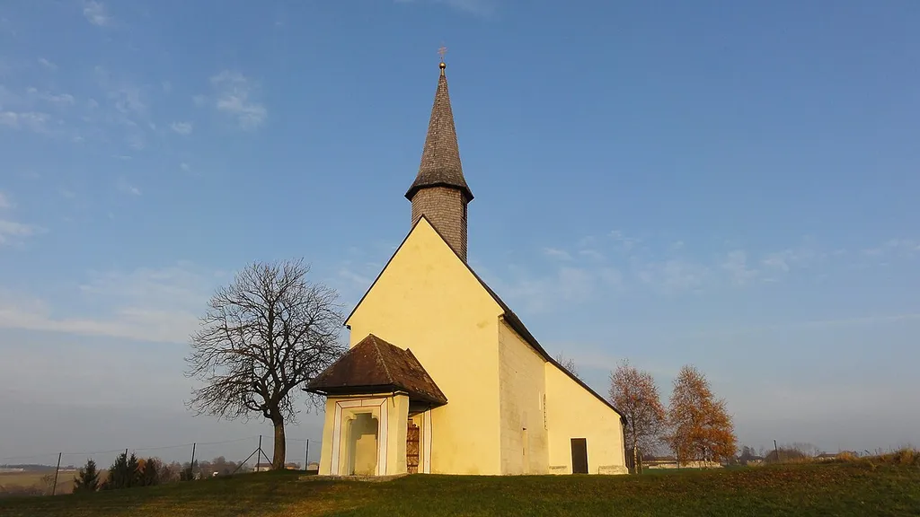 Kath. Filialkirche hl. Nikolaus und ehem. Friedhofsfläche