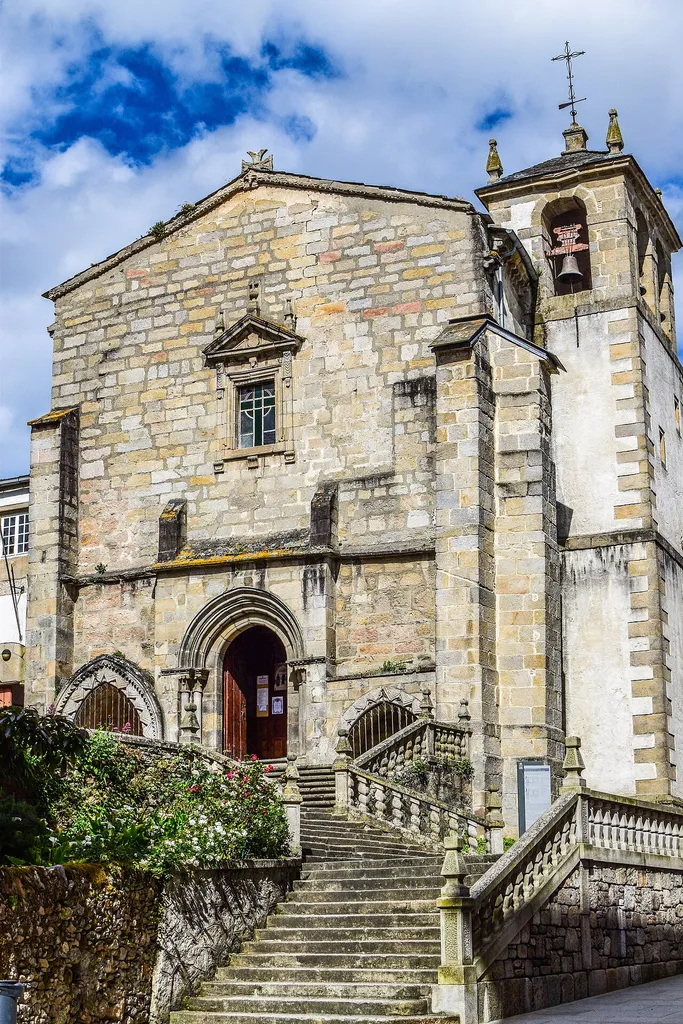 Vista de la entrada de la iglesia de San Francisco en Viveiro y su campanario.
