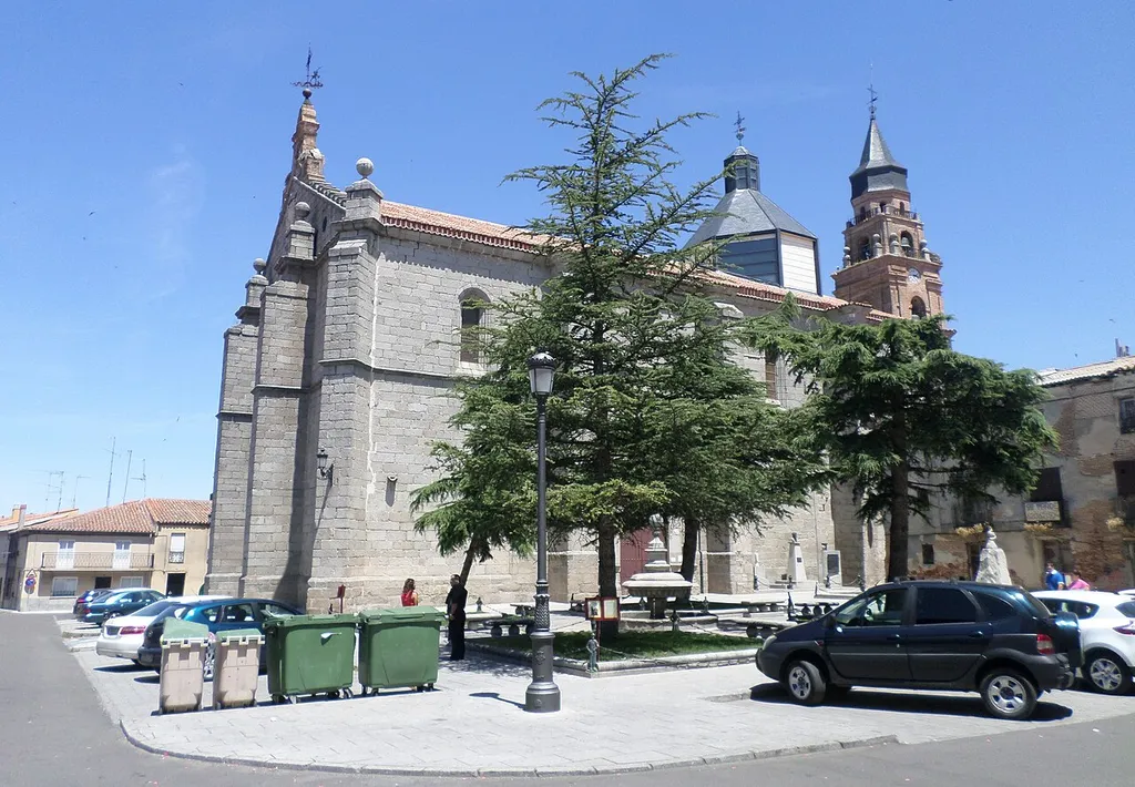 Iglesia de San Miguel Arcángel observada desde la Plaza de Agustín Martínez Soler