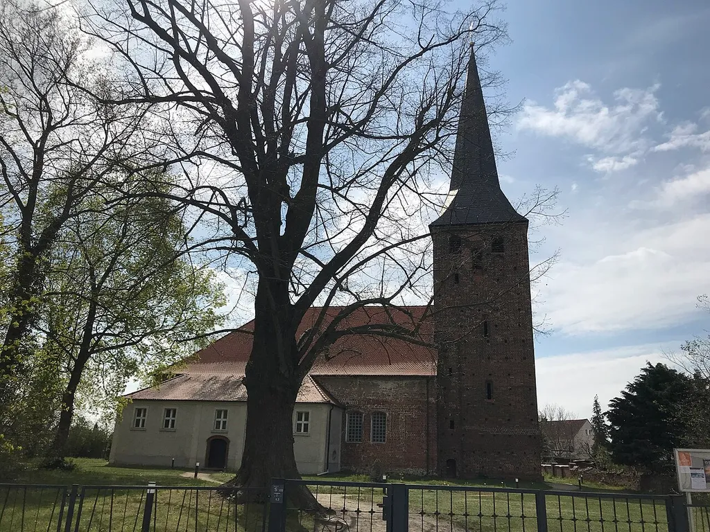 Die Dorfkirche Krieschow in der Gemeinde Kolkwitz im Landkreis Spree-Neiße ist eine Saalkirche aus dem 15. Jahrhundert. Im Innern steht unter anderem ein Altarretabel aus dem Jahr 1680.