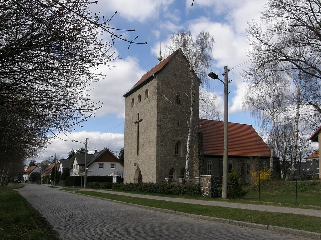 Berlin-Mahlsdorf, Albrecht-Dürer-Str. mit der ev. Kreuzkirche