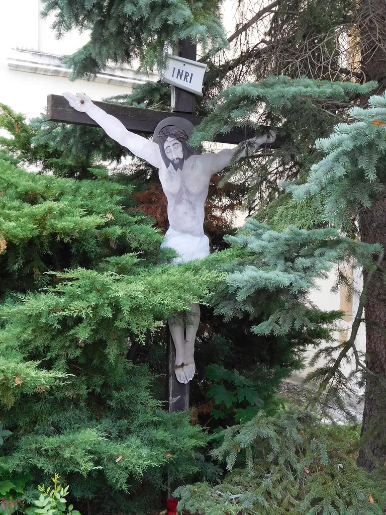 Úvaly - kříž u kostela Zvěstování Panny Marie