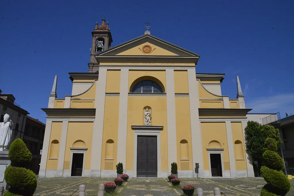 Facciata della chiesa di San Giulio a Cassano Magnago. This picture was uploaded via web-app "Wiki Loves Monuments Italia".