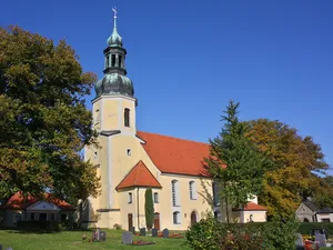 Evangelische Pfarrkirche Marienkirche (Goldbach) und Kirchhof, ein Grufthaus, eine Grabanlage, Aufbahrungshalle, Denkmal für die Gefallenen des Ersten Weltkrieges an der Außenseite des Chores und Einfriedungsmauer mit zwei Torpfeilern Frankenthale