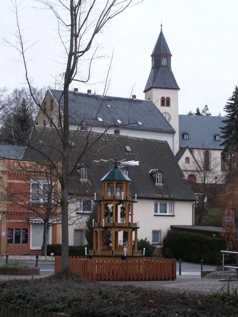 Kirche Taura mit Ortspyramide