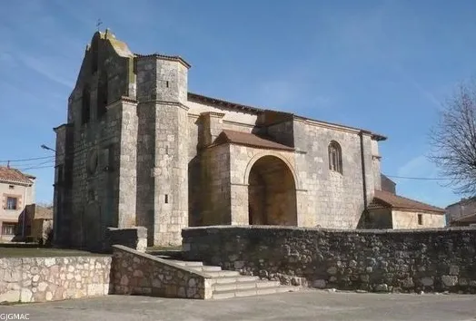 Vista oblicua de la parroquia de San Pedro de Cogollos (Burgos) de estilo románico fechada con aproximación en el siglo XIII.