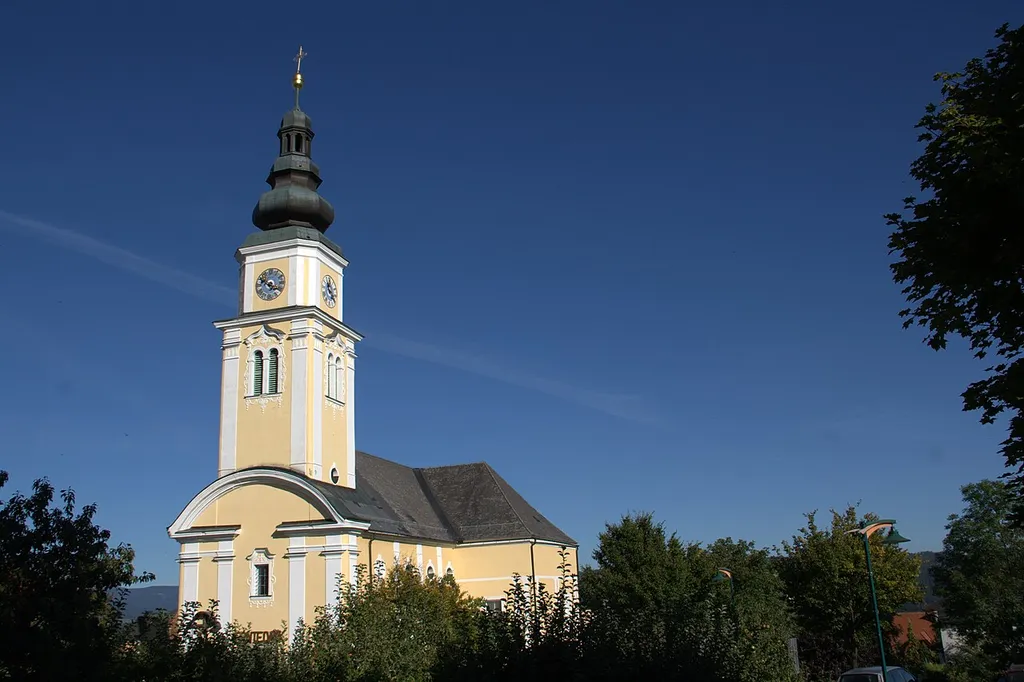 Kath. Pfarrkirche hl. Margaretha und Kirchhofmauer mit Nischenkapellen