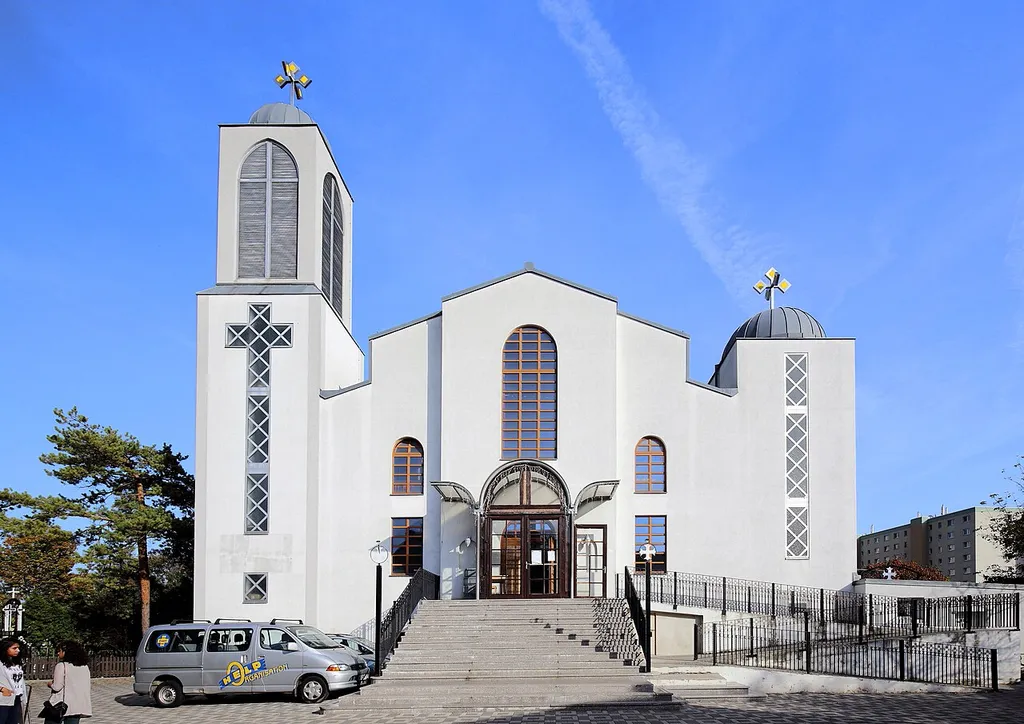 Westansicht der Koptische Kirche der Heiligen Jungfrau von Zeitoun in der österreichischen Bundeshauptstadt Wien. Sie ist die Bischofskirche des koptischen Bistums für Österreich und die deutschsprachige Schweiz. Die Kirche und wurde Ende der 1990er Jahre / Anfang der 2000er Jahre errichtet und am 11. Juli 2004 durch Papst Schenuda III. geweiht.