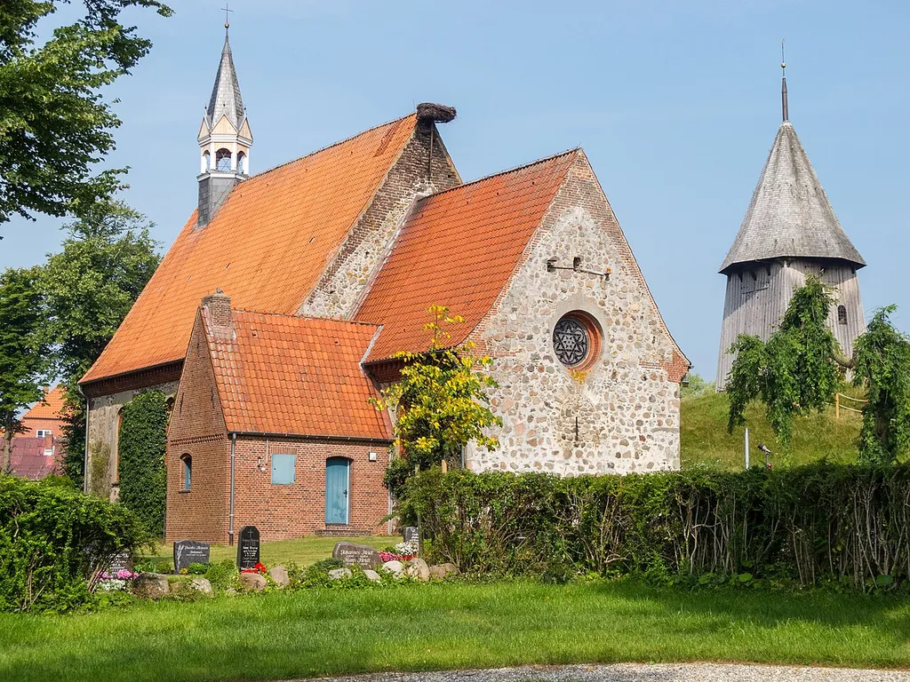 Schwabstedt, Ldkrs. Nordfriesland: Kirche St. Jakobi mit freistehendem hölzernen Glockenturm