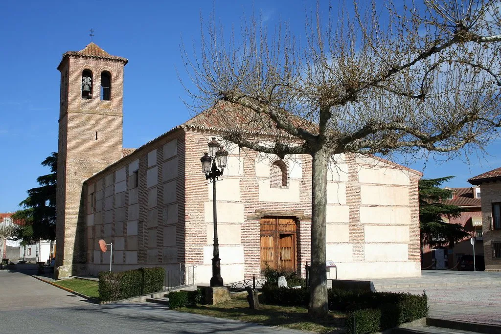 Iglesia de Torrejón del Rey, en la Campiña de Guadalajara (España). Torre y presbiterio mudéjares del s. XII. Nave principal del s XVI.
