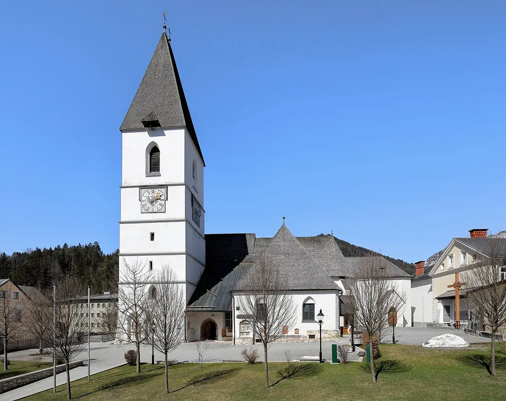 Südansicht der röm.-kath. Pfarrkirche St. Paul in der steirischen Stadtgemeinde Bad Aussee.Ursprünglich eine romanische Kirche mit einem Chorturm. Im 15. Jahrhundert wurde sie umgebaut und erweitert.