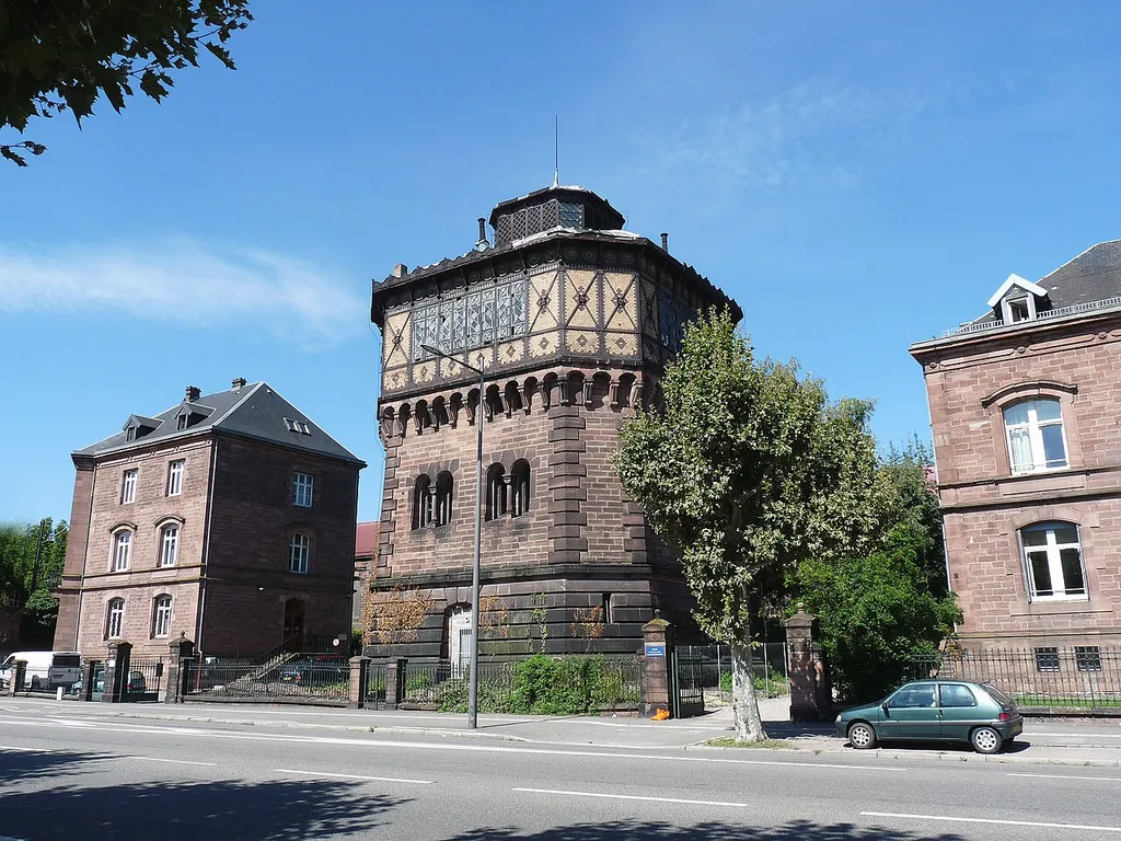 Strasbourg : ancien château d'eau, rue de Koenigshoffen. Dernier quart du 19e siècle. Inscrit aux Monuments historiques en 1984.