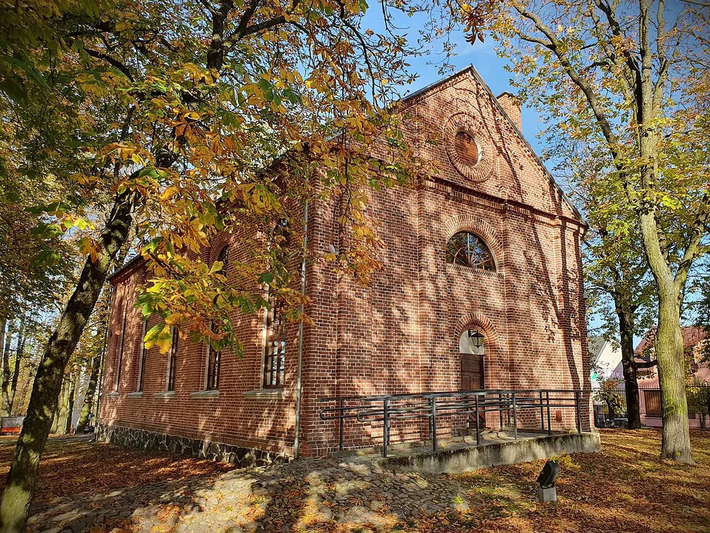Poddębice. Evangelicko-augsburský (luterský) kostel, zvaný též německý; v současnosti (2023) slouží převážně jako nápojová místnost termálních vod, bohoslužby se konají jen jednou měsíčně
