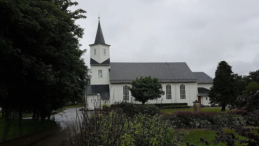 Bremnes kirke. Foto: Roger Grimelid. Fra Riksantikvarens Kulturminnesøk.