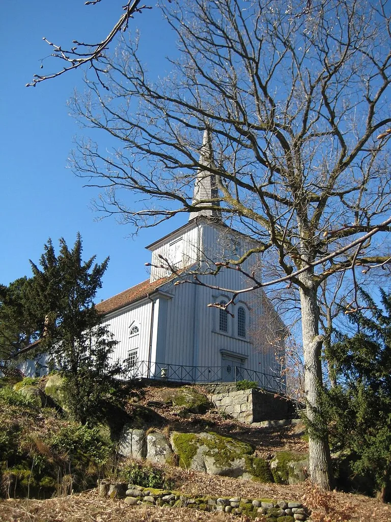 Särö kyrka vackert belägen i prunkande grönska med vy över de centrala delarna av den gamla kurorten Särö. Ett område som klassats vara av riksintresse. Kyrkan är populär som dop- och vigselkyrka. Hon invigdes 1922. Har en nyklassistisk exteriör och en interiör vackert dekorerad i nationalromantisk stil.Byggnadsminne 2005.